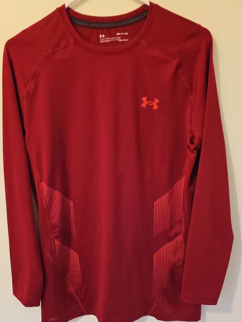 Under Armour Fitted Heatgear Size S Red Long-Sleeve Athletic Top